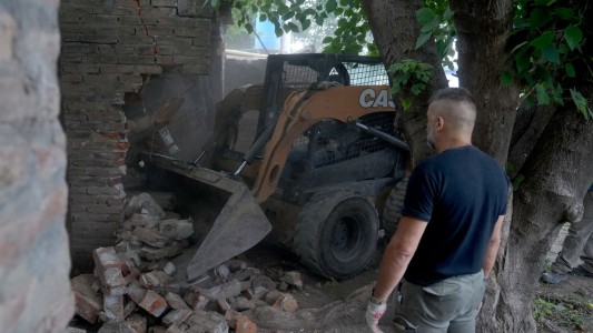 Provincia derribó en VGG una propiedad que era búnker de venta de drogas y aguantadero de delincuentes