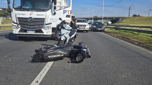 Av. Circunvalación y Uriburu: se les pinchó la rueda y cayeron de la moto