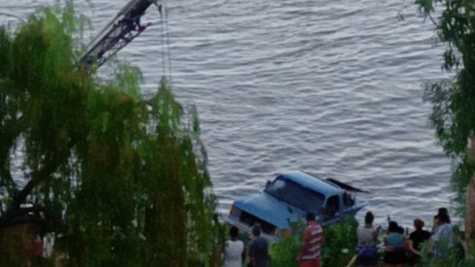 Fray Luis Beltrán: una camioneta cayó al río mientras intentaba descender una embarcación