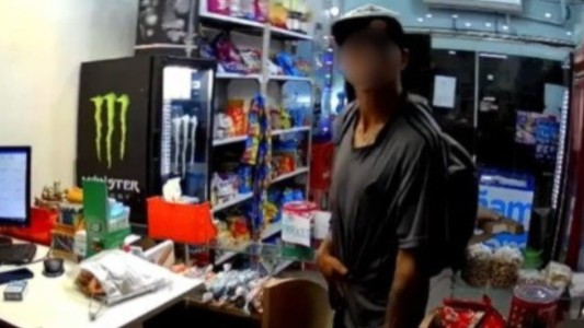 Fingió ser cliente y robó a mano armada en un minimarket