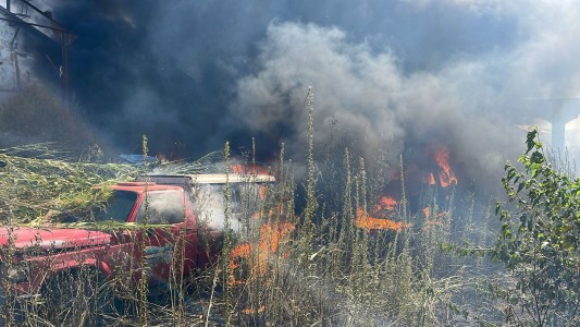 Incendio de grandes proporciones en la zona noroeste de Rosario: trabajan varias dotaciones de Bomberos