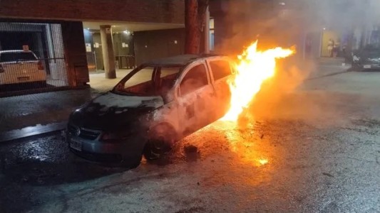 Se prendió fuego un auto estacionado en la vía pública