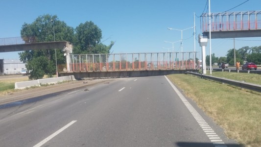 Un camión derribó un puente peatonal en Av. Circunvalación