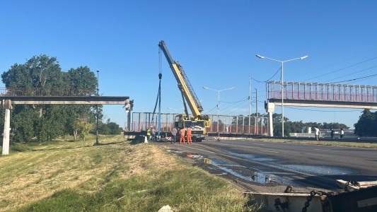 Caída del puente peatonal en Circunvalación: operativo en marcha para la remoción