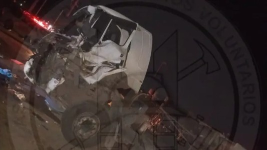 Un chofer quedó atrapado en la cabina tras un choque entre camiones en Puerto San Martín