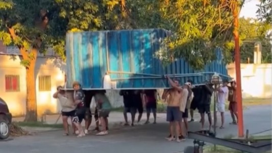 Vecinos y amigos solidarios: le mudaron a mano una pileta de 300 kilos