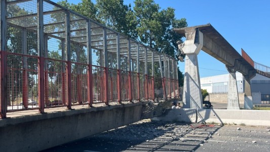 El derribo del puente peatonal reavivó la disputa por el mal estado de Av. Circunvalación