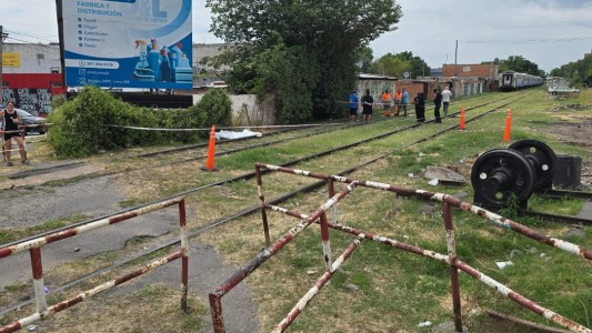 Murió un hombre al ser atropellado por un tren: habría cruzado las vías con las barreras bajas