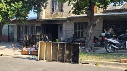 Vecinos rescataron a una familia atrapada en una vivienda por un incendio