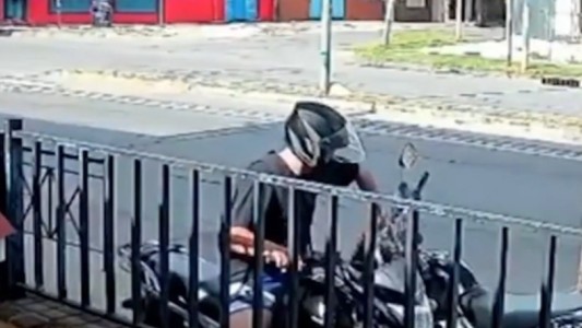 Robó el espejo de una moto idéntica a la suya: quedó registrado por las cámaras de seguridad
