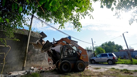 Derribaron un búnker de venta de drogas en barrio La Bombacha