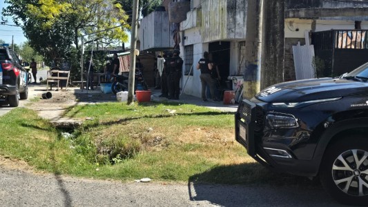 Allanaron dos viviendas por venta de drogas y detuvieron a tres personas