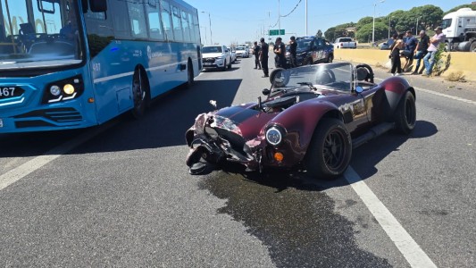 Siniestro vial en Circunvalación y Uriburu: un auto perdió el control y chocó contra el guardarrail