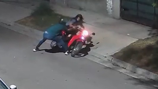 Violencia entre un trapito y una comerciante: la escupió y le tiró la moto