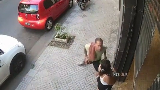 Violencia entre un trapito y una comerciante: la escupió y le tiró la moto
