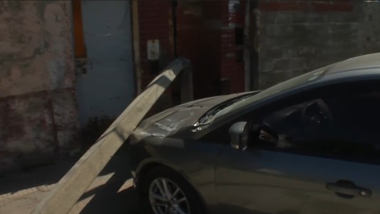Una columna cayó sobre dos autos: la habría tumbado el conductor de un camión que se dio a la fuga