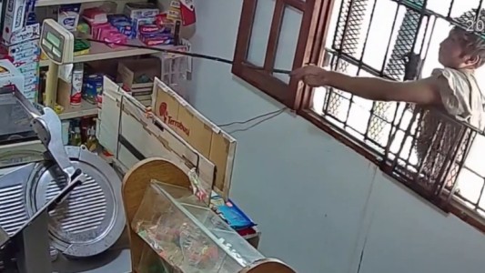 Un delincuente robó mercadería de un minimarket utilizando un palo a modo de caña