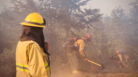 Brigadistas santafesinos combaten los incendios forestales en Chubut