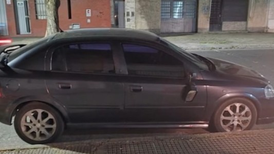Detuvieron a un hombre que rompía los espejos de los autos estacionados y robaba sus patentes