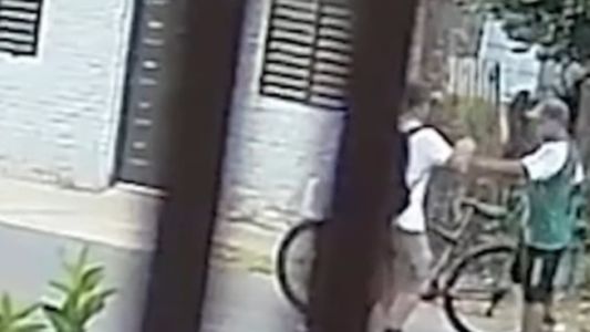 Iba en bicicleta al trabajo y dos delincuentes lo asaltaron