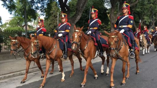 Granaderos a Caballo inician una marcha histórica desde Rosario hacia San Lorenzo