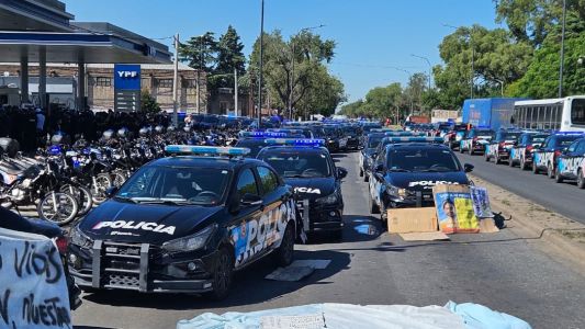 Persisten las protestas policiales frente a la Jefatura
