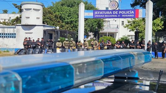 Continúa la protesta policial frente a Jefatura