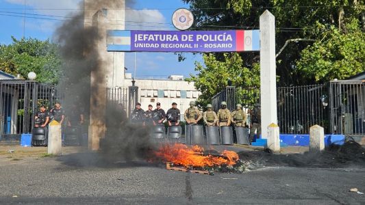 Continúa la protesta policial frente a Jefatura: el Gobierno provincial revierte los pases a disponibilidad