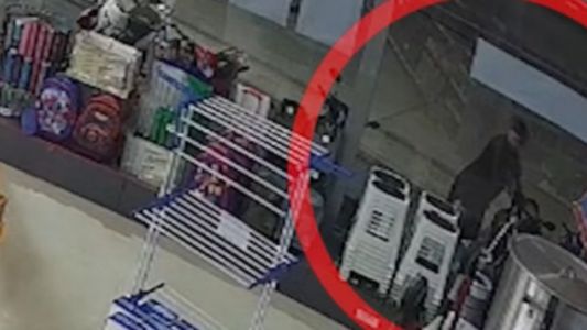 Robó una moto estacionada en segundos y frente a las cámaras de seguridad