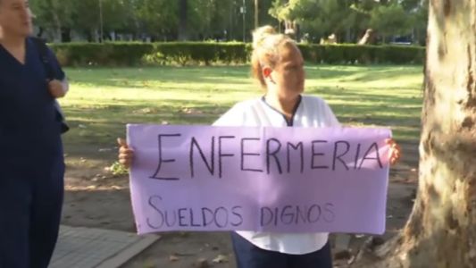 Enfermeros reclaman mejoras salariales en la Plaza San Martín