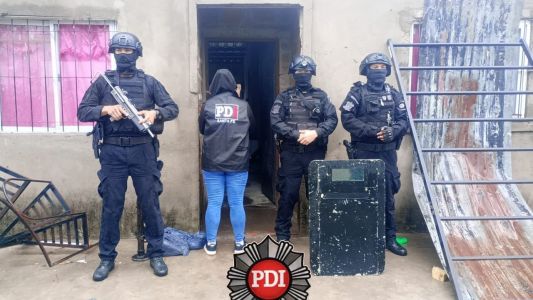 Villa Gobernador Gálvez: allanamientos con dos jóvenes aprehendidos y secuestro de cocaína y arma de fuego