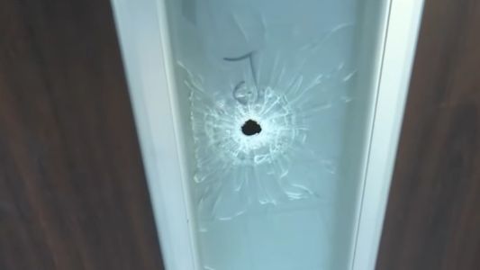 Ráfaga de disparos contra el frente de una farmacia de zona sur