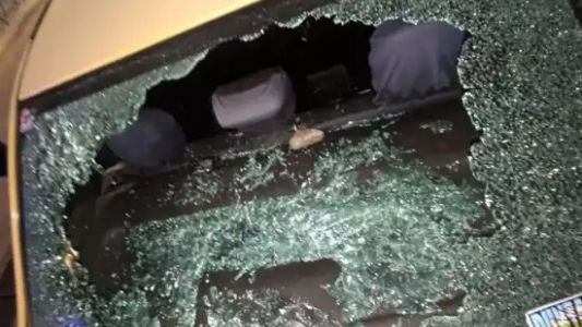 Un trapito destrozó un taxi mientras le arrojaba piedras a una motociclista