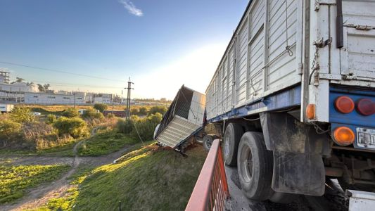 Un camión quedó colgado de un puente en la autopista Rosario-Santa Fe