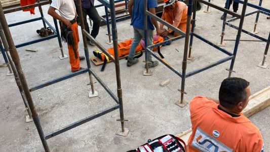 Un hombre cayó de 6 metros de altura y fue salvado por los bomberos