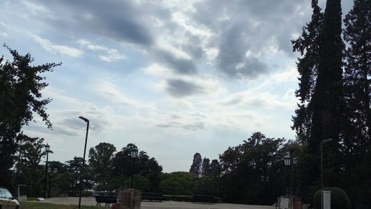 Un sábado con humedad y cielo parcial en la ciudad