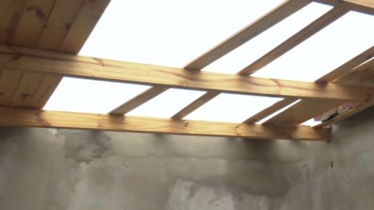 Una familia perdió el techo de su casa en pleno temporal
