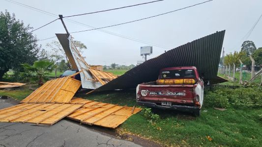 Voló un techo y aplastó a dos vehículos