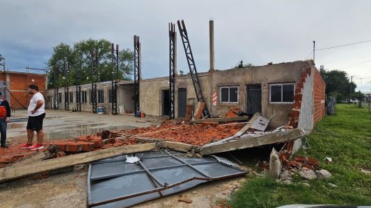 Las fuertes ráfagas provocaron el derrumbe del paredón de una iglesia