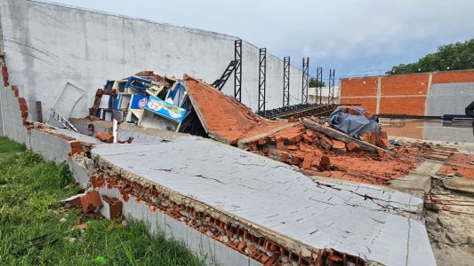 Las fuertes ráfagas provocaron el derrumbe del paredón de una iglesia