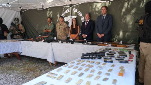 Secuestraron un arsenal de armas enterrado en Roldán y detuvieron a tres personas