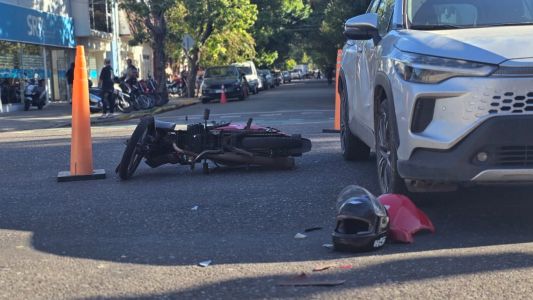 Fuerte siniestro vial entre una moto y una camioneta