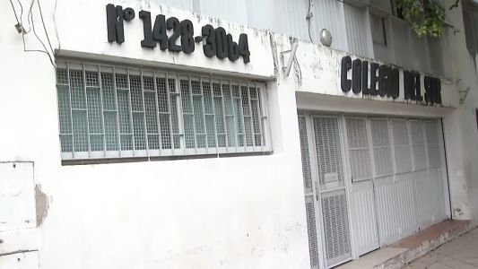 Hallaron una bandera intimidatoria en la entrada de una escuela