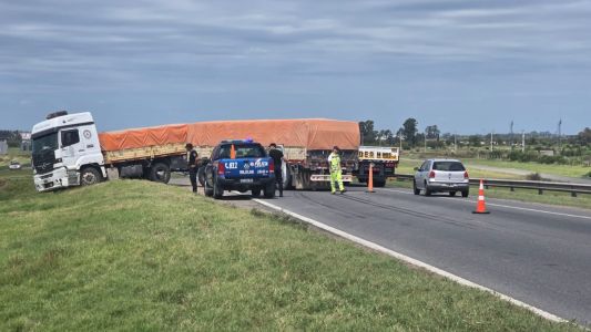 Intentó cambiar el sentido de circulación en la autopista a Buenos Aires y provocó un choque de camiones