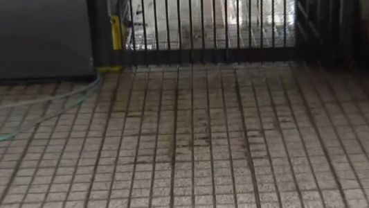 Ataque incendiario: prendieron fuego la entrada de un edificio