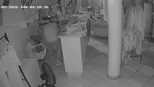 Rompió el blindex de un local de ropa y se llevó dinero, indumentaria y una notebook