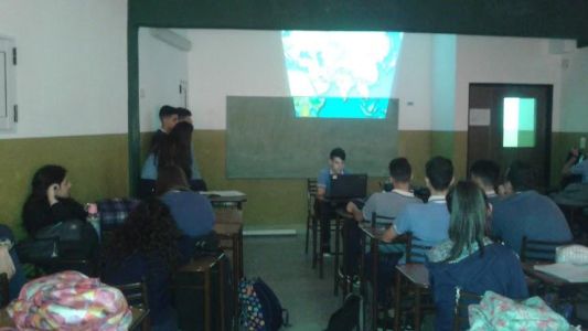 Una escuela implementó la prohibición de celulares en clase y propone juegos en los recreos