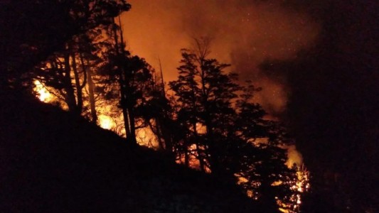 Incendio en Los Alerces: operativo de emergencia protege viviendas y servicios turísticos