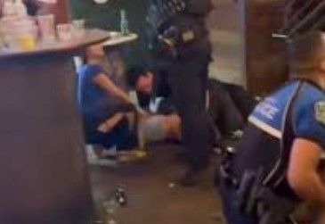 Ataque en Texas: 2 muertos y 14 heridos en un tiroteo en un bar de Austin