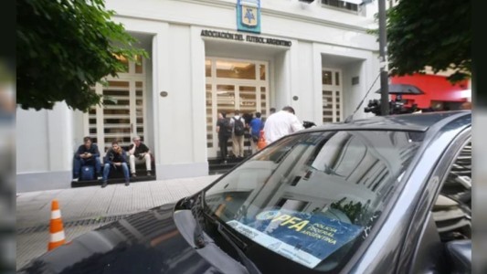 Escándalo en la AFA: hallan 45 autos de alta gama y 7 motos en allanamiento